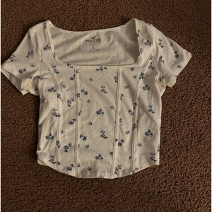 Hollister cropped white with blue flowers tee size small